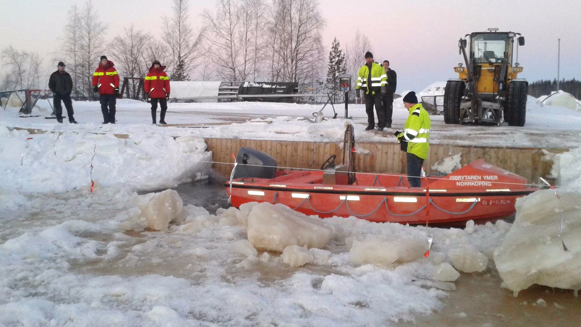 With support from the Norrkust Marina Varvs AB in Båtskärsnä (near Luleå in Sweden), the Dtorque was tested at temperatures of minus 15 degrees Celsius at the Ymer icebreaker. In a port area, which had been freed from ice for the tests, the engine ran perfectly in all speed and load ranges, and started and idled so reliably at these icy temperatures that the Swedish coast guard directly expressed interest in the technology.