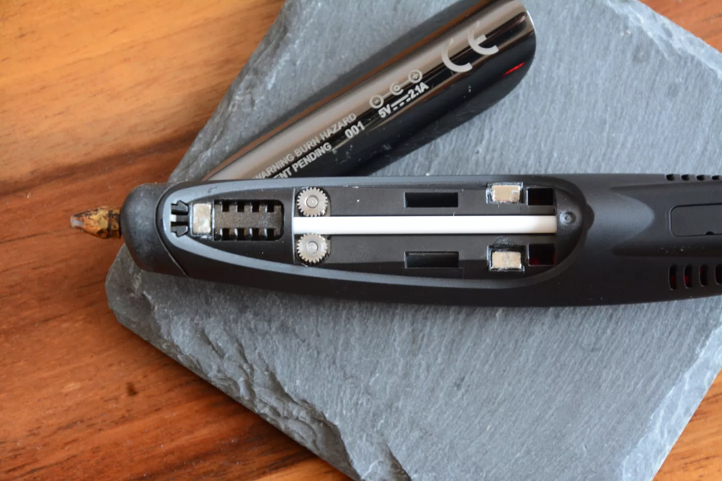 Popping off the maintenance hatch makes troubleshooting and the removal of short filament strands easier