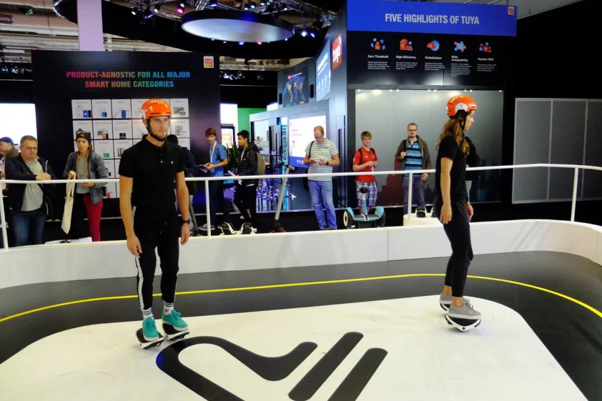 Segway's dancers demonstrate how good the Drift W1 e-Skates can be... on the right feet