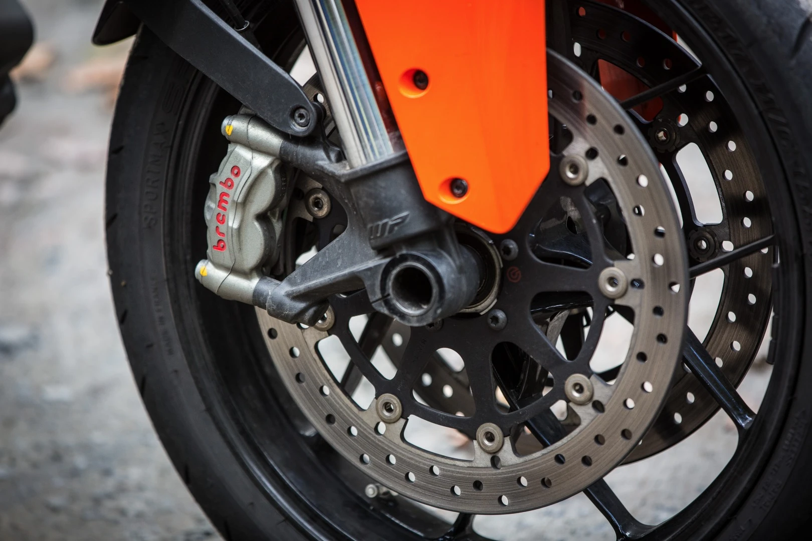 The KTM 1290 Super Duke R boasts Brembo monobloc brakes that deliver eye-popping stopping power and are controlled by early-intervention Bosch ABS