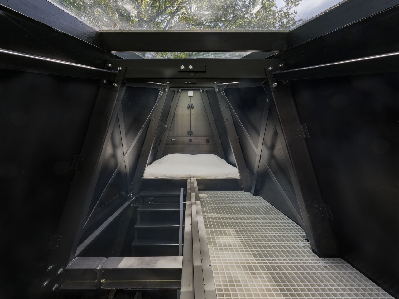 El tercer y último piso de Stay Under the Radar tiene una cama doble y está coronado por un techo de cristal.