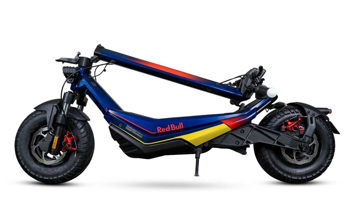 The handlebar folds down for as easier carry, though the RS 1200 AT is no lightweight at 41 kg