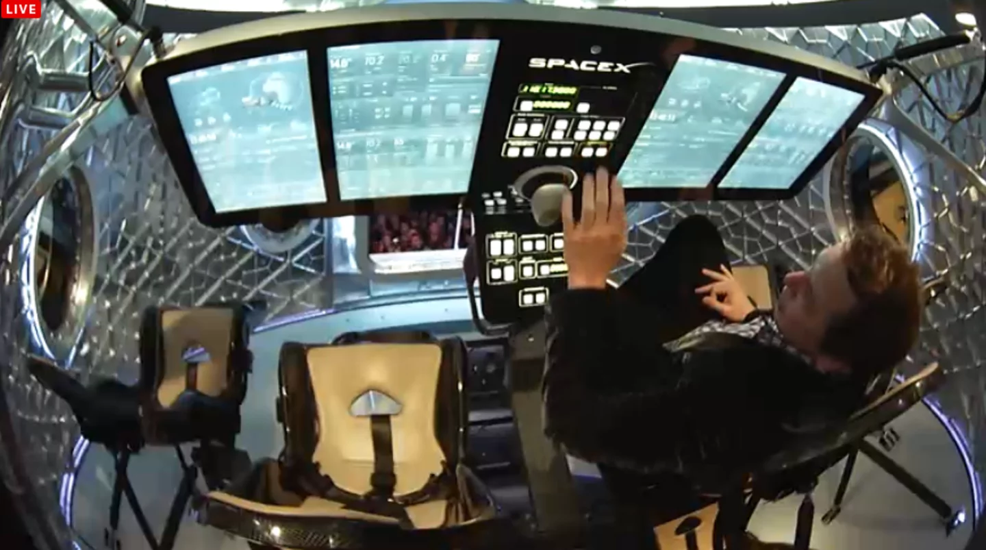 The touchscreen controls of the Dragon V2