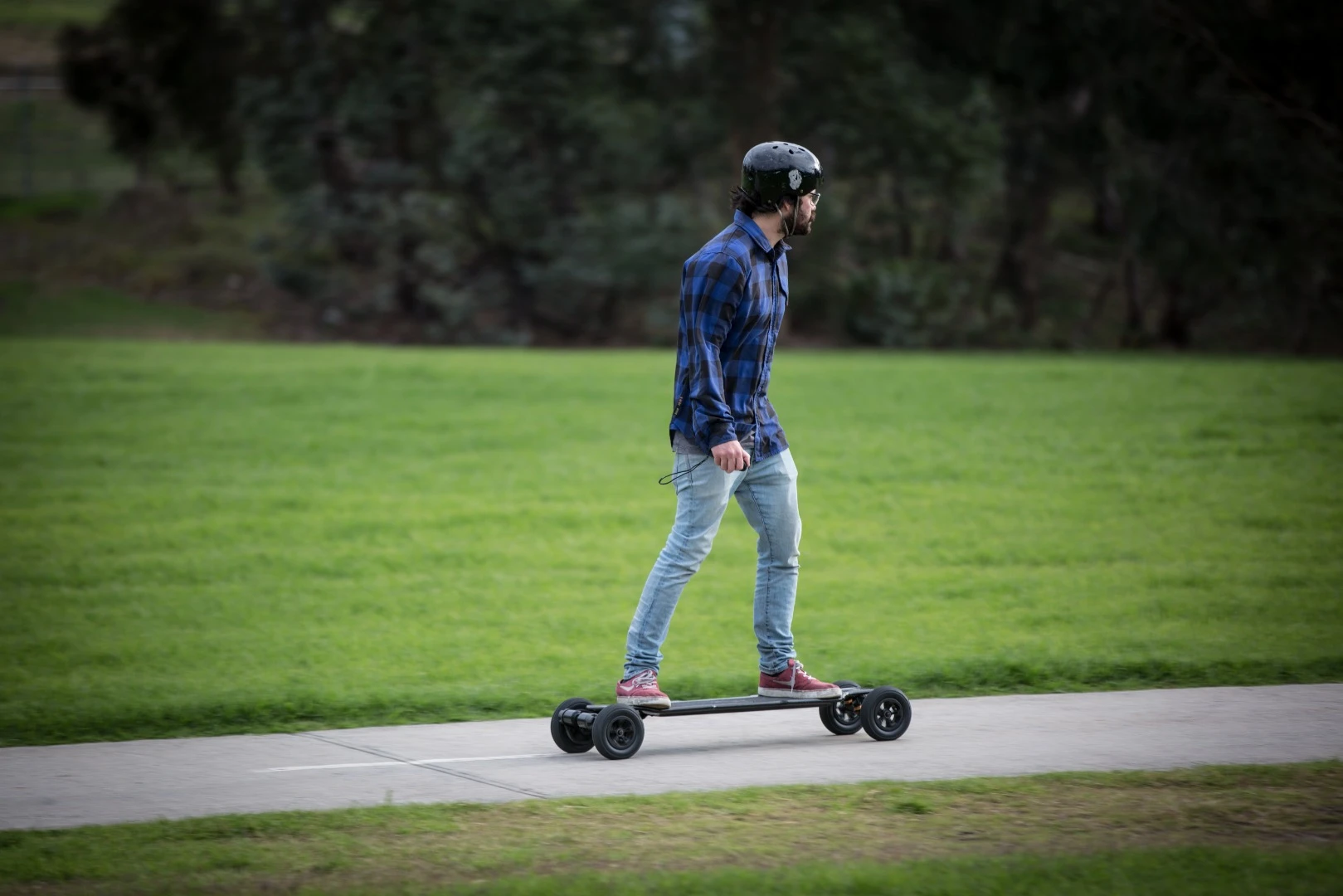 Australian company Evolve has been refining its minimalist electric board design through a series of vehicles that seem to be getting better at hiding away clunky components