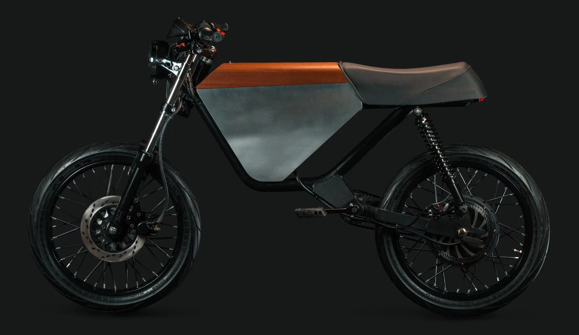 The Onyx RCR puts out a whopping 5,400 watts at full throttle, but this is a peak power that can't be sustained without overheating