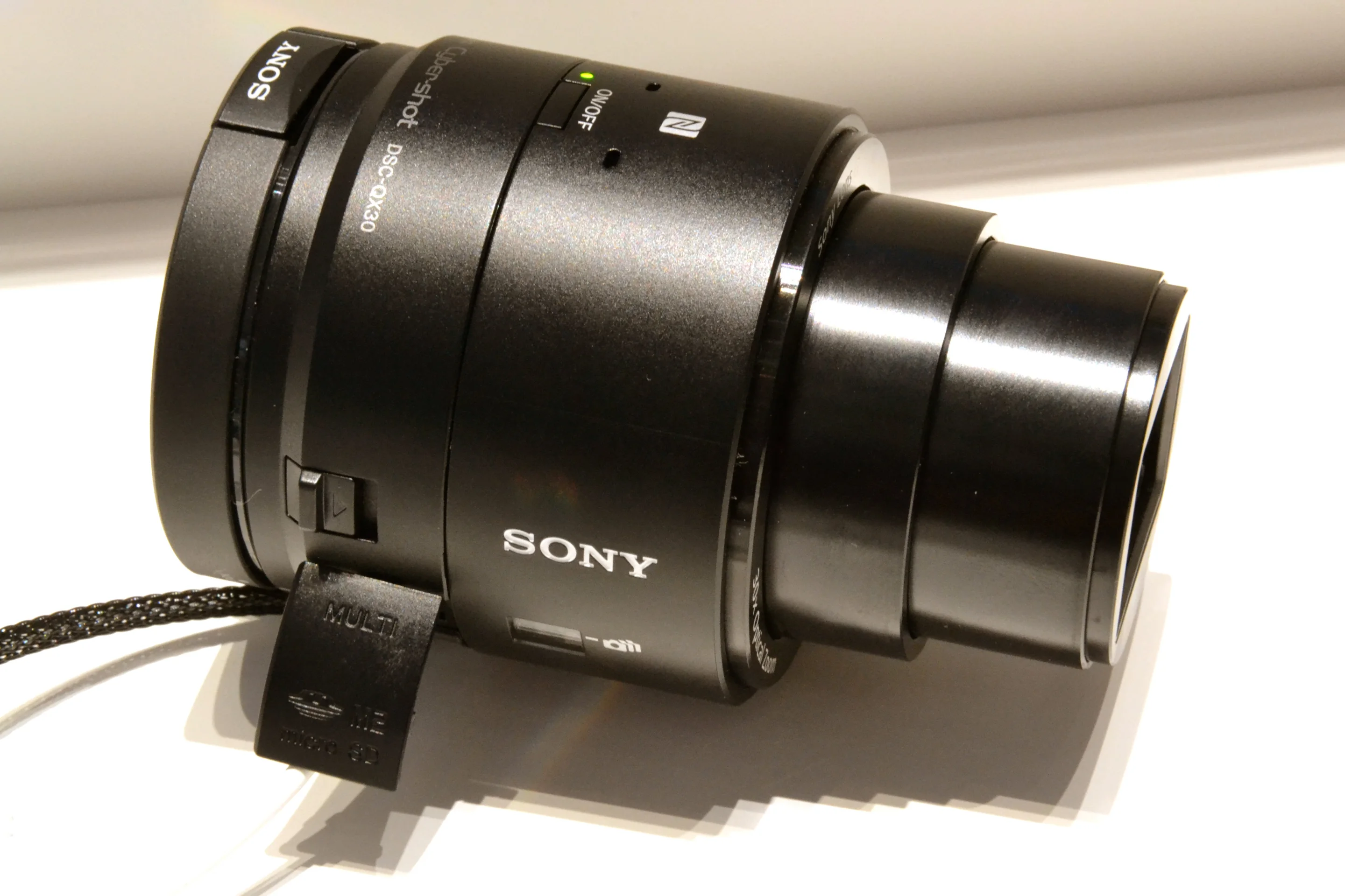 The QX30 uses the same BIONZ X image processor as the QX1, but has an ISO range of 80 to 12,800, and can only shoot JPEG stills(Photo: Paul Ridden/Gizmag)