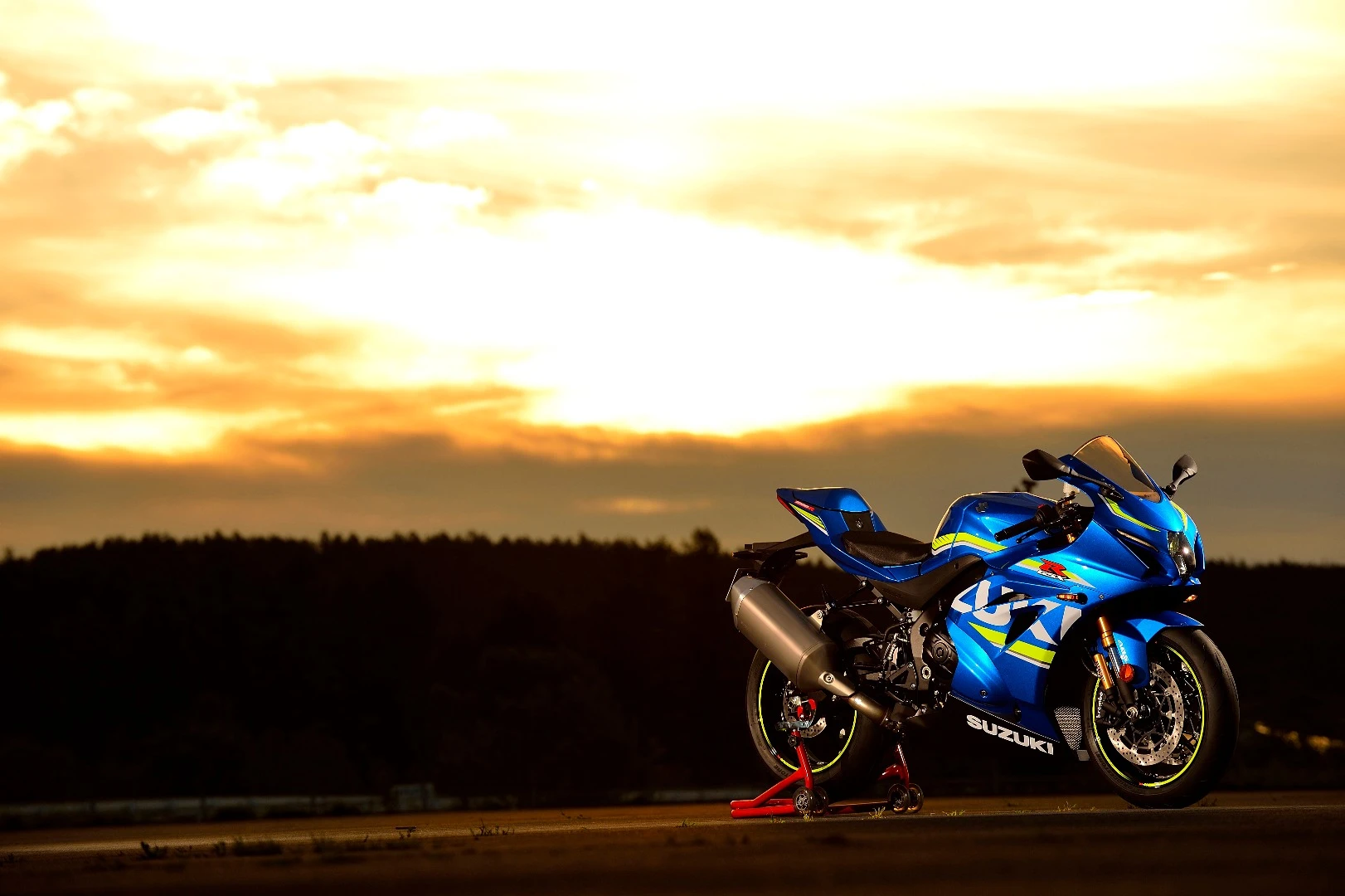The new Suzuki GSX-R1000/R retains the familiar MotoGP blue paint job with the huge logo running along the fairings' sides