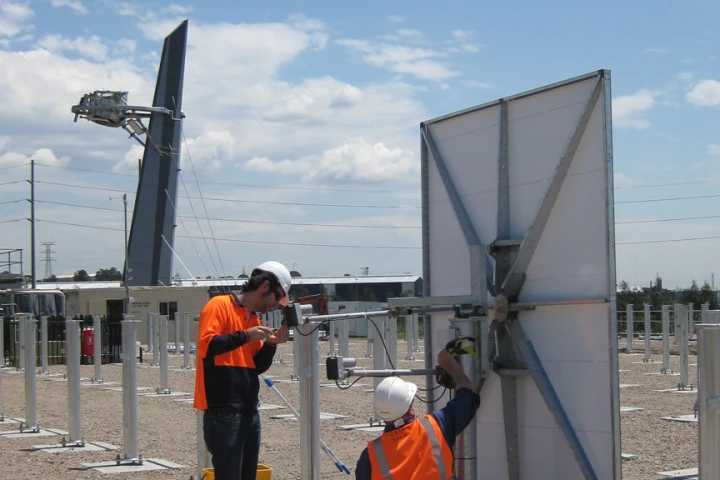 The new heliostats being installed to create a solar thermal field at CSIRO's Solar Energy Centre in Newcastle (Image: CSIRO)