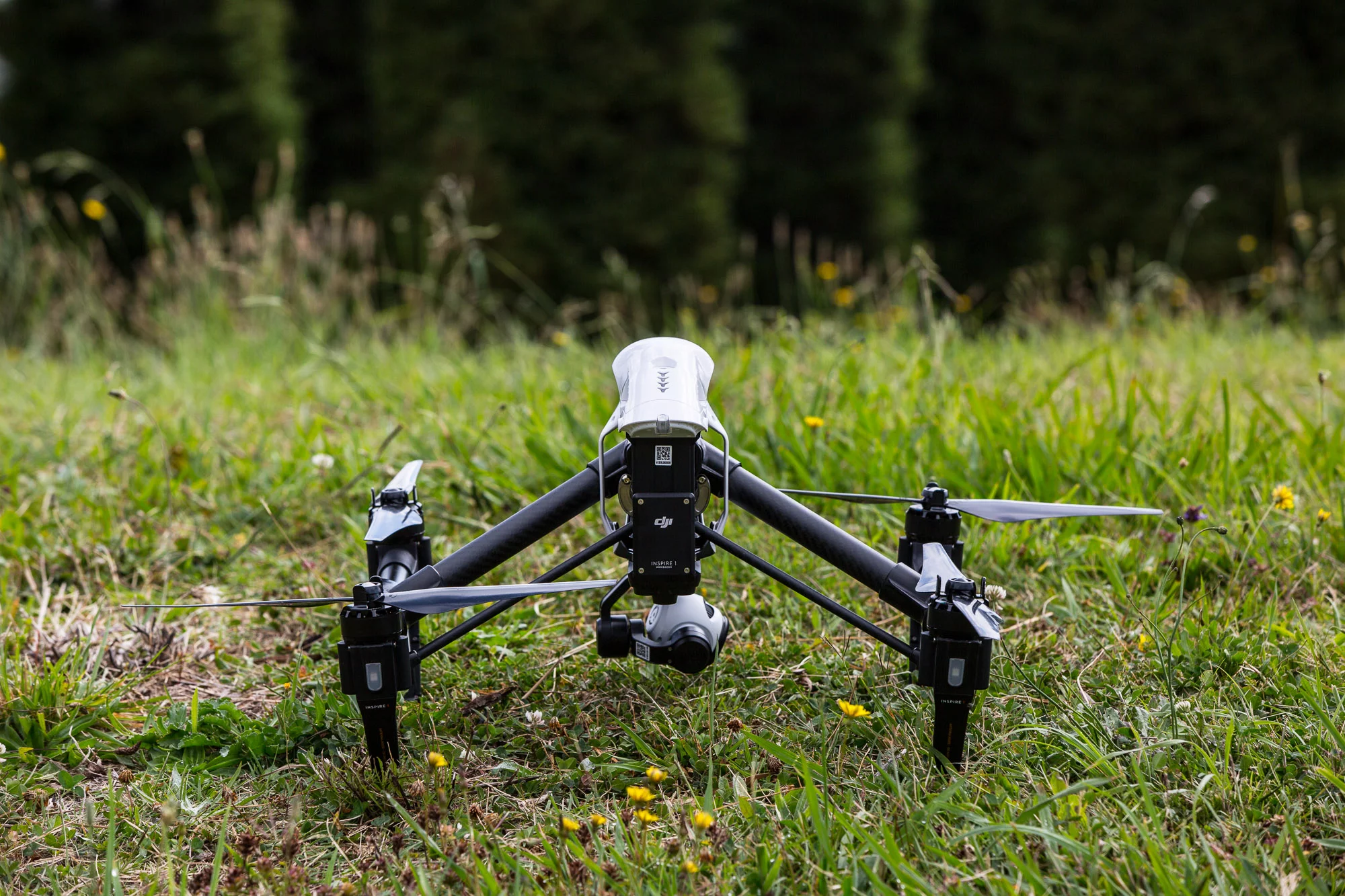 DJI Inspire 1: carbon fiber legs help to keep this midsize drone's weight down (Photo: Noel McKeegan/Gizmag.com)