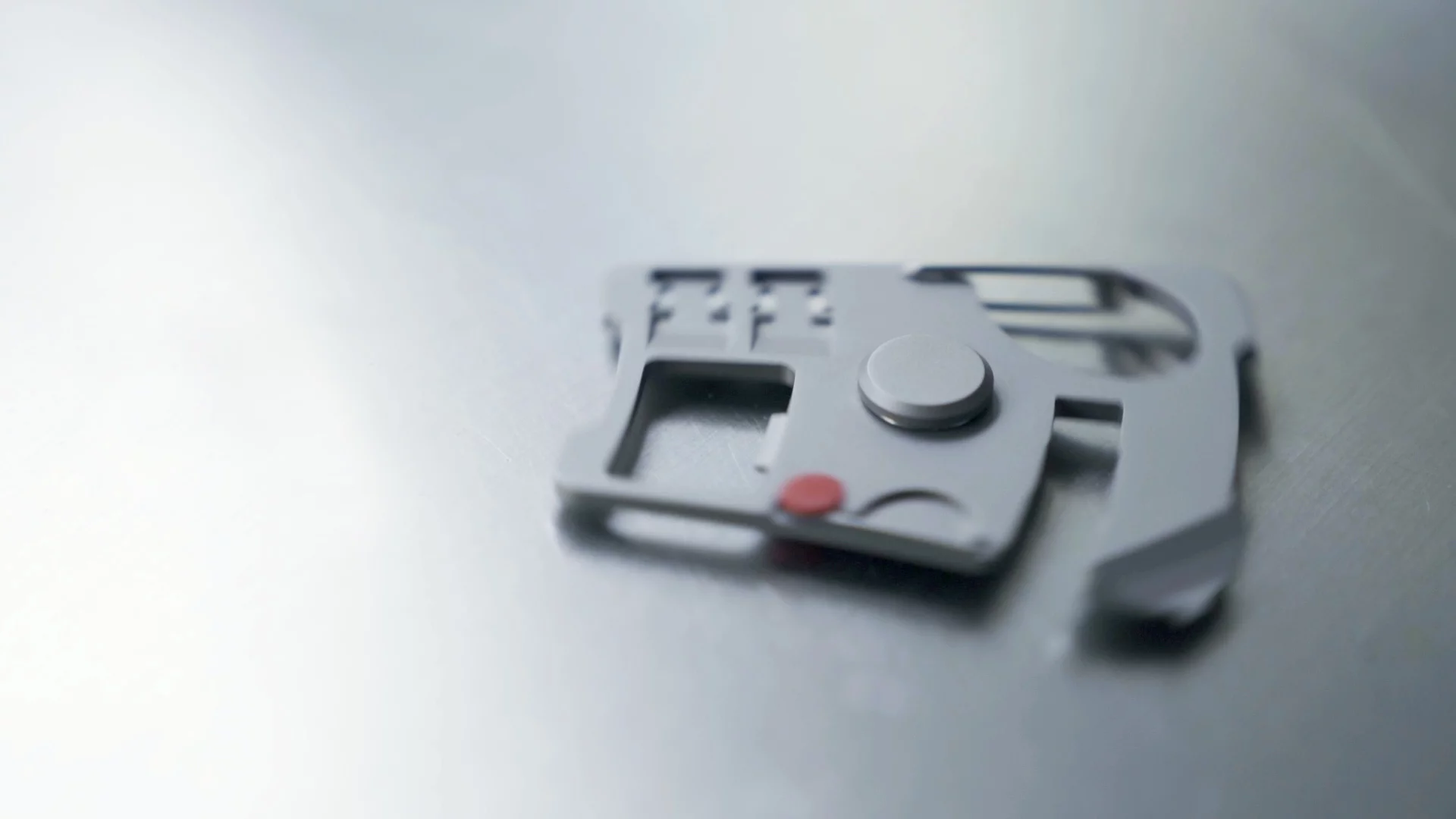 The T’spin measures just 8 mm at its thickest point, with a length and width of 75 and 50 mm respectively (0.3 x 2.9 x 2 in)