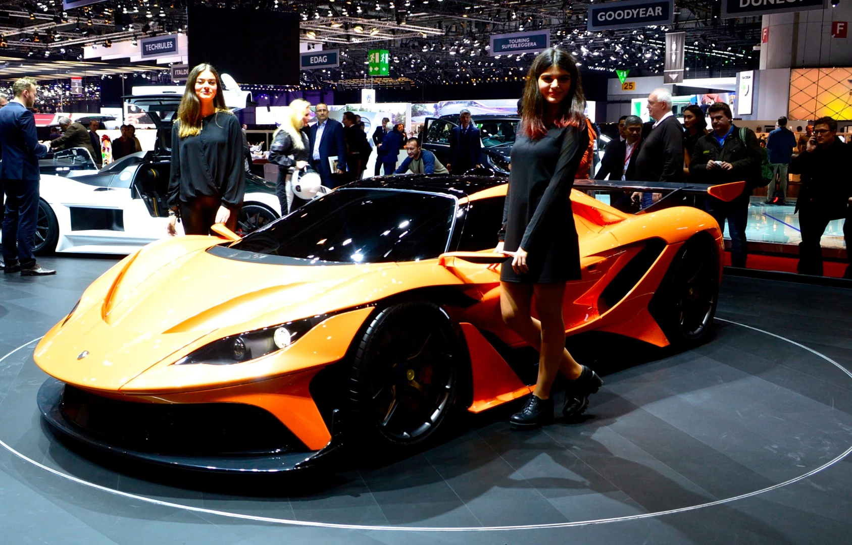 The all-new Apollo Arrow makes its world debut