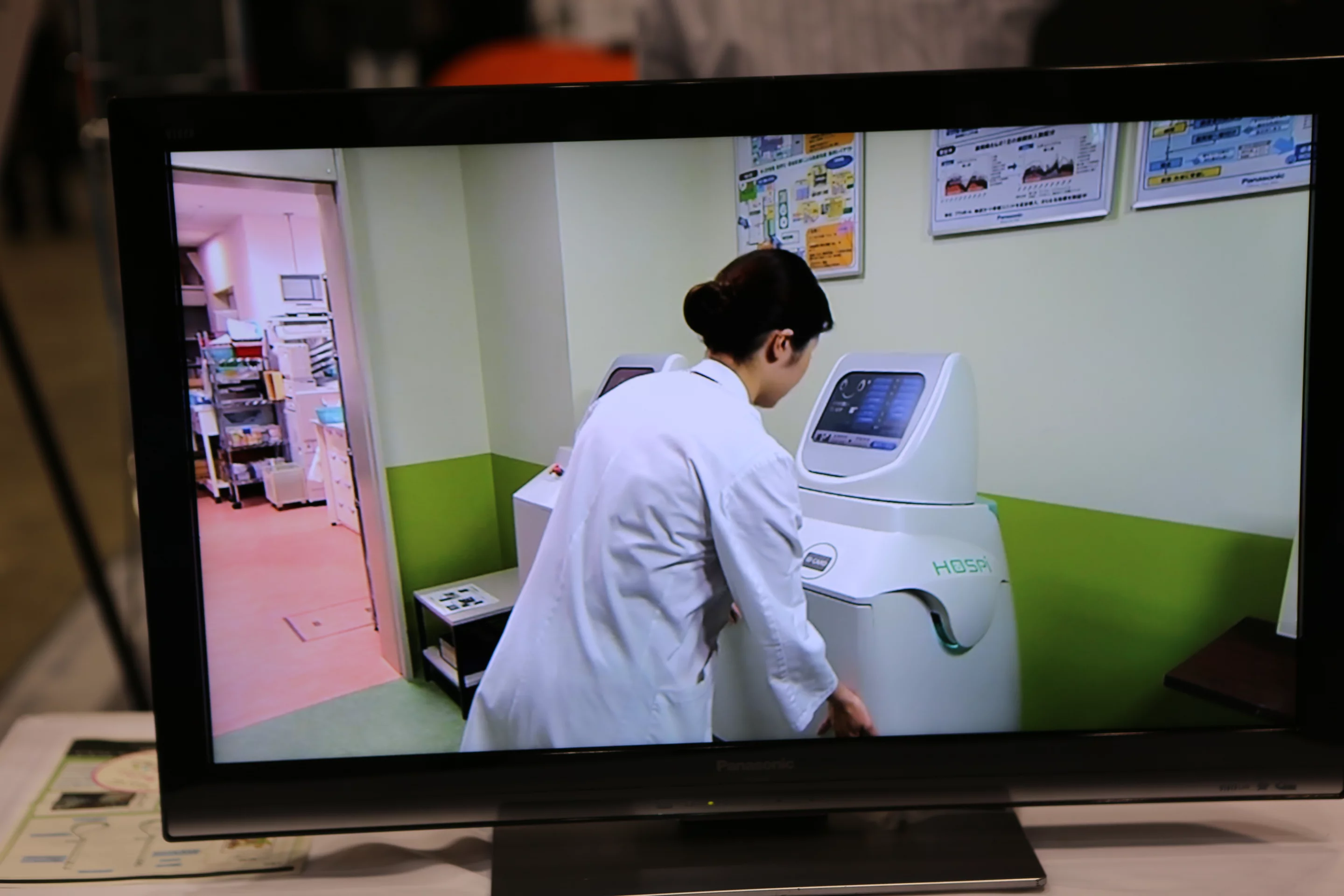 The HOSPI-R saves nurses the trouble of carting drugs and specimens throughout their shift (Photo: Mike Hanlon, Gizmag)