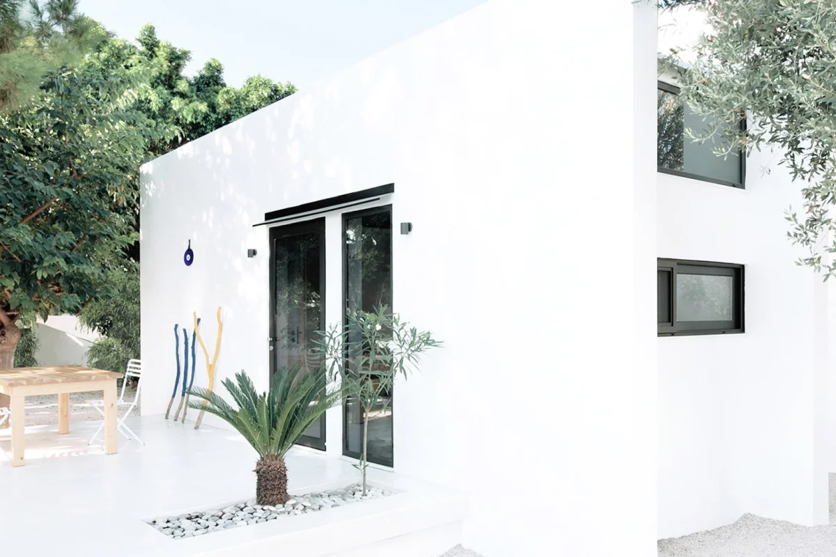 Italian based design studio Mandalaki has created a super sleek prefabricated tiny home, offering a smart alternative for those wanting to enjoy the tiny life