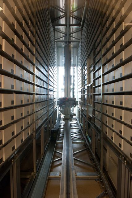 A pharmacy robot selecting medication (Photo: Susan Merrell/UCSF)