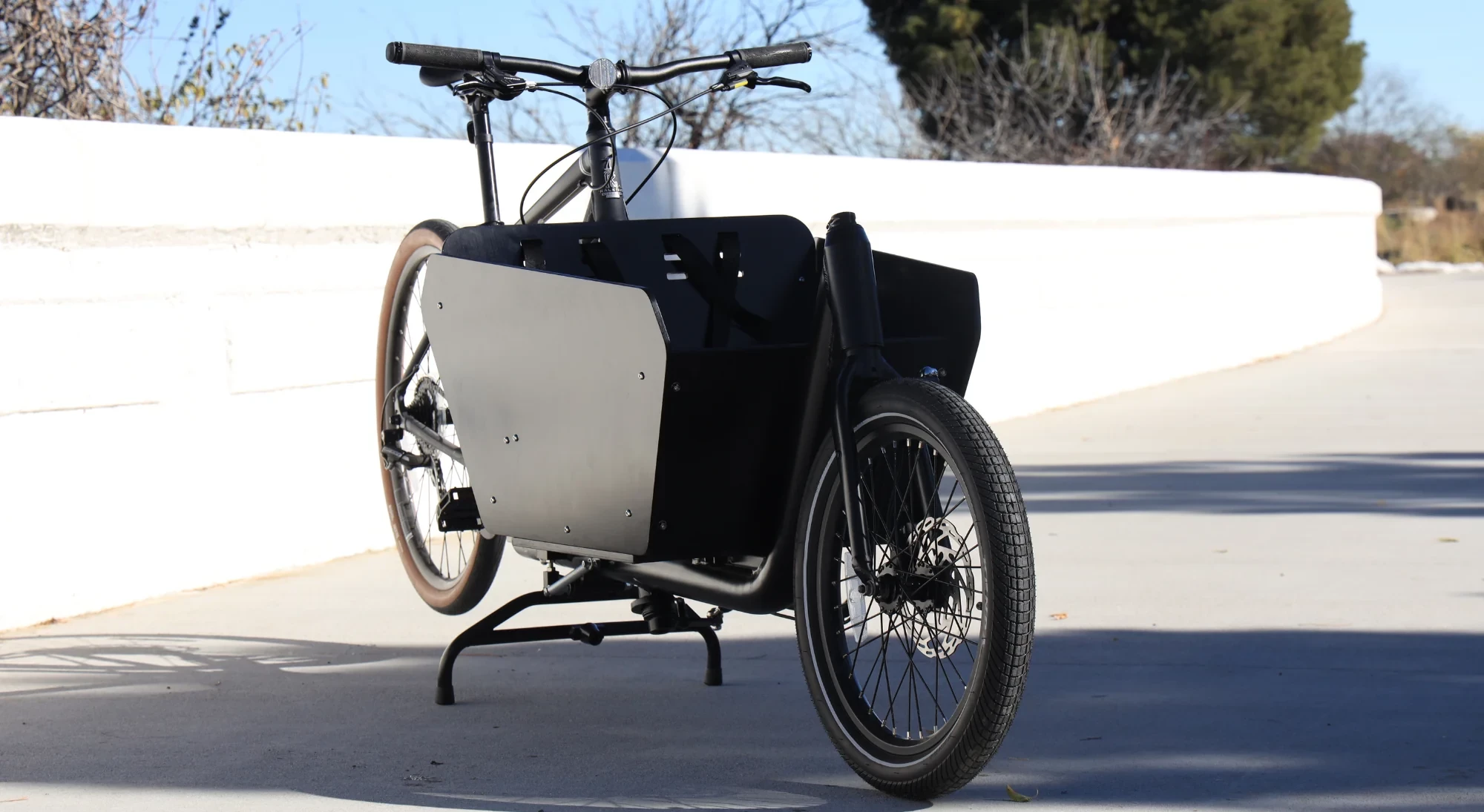 Aluminum frame with ply bucket, moto-style double-leg center stand, ebike-ready hydraulic disc brake and Kenda rubber wrapped around the front wheel