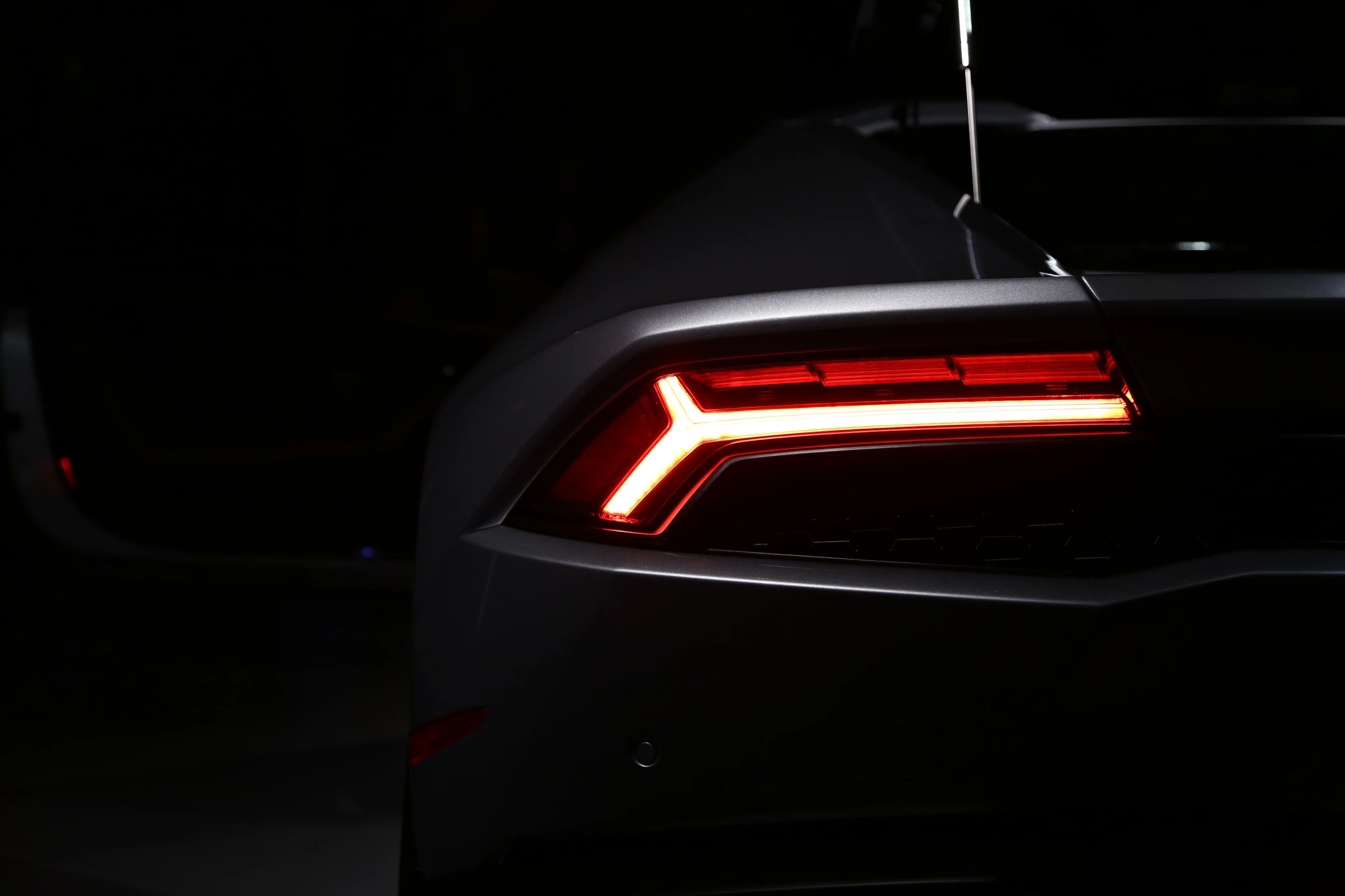 Taillight details are similar to those of the Aventador (Photo: Angus MacKenzie/Gizmag.com)