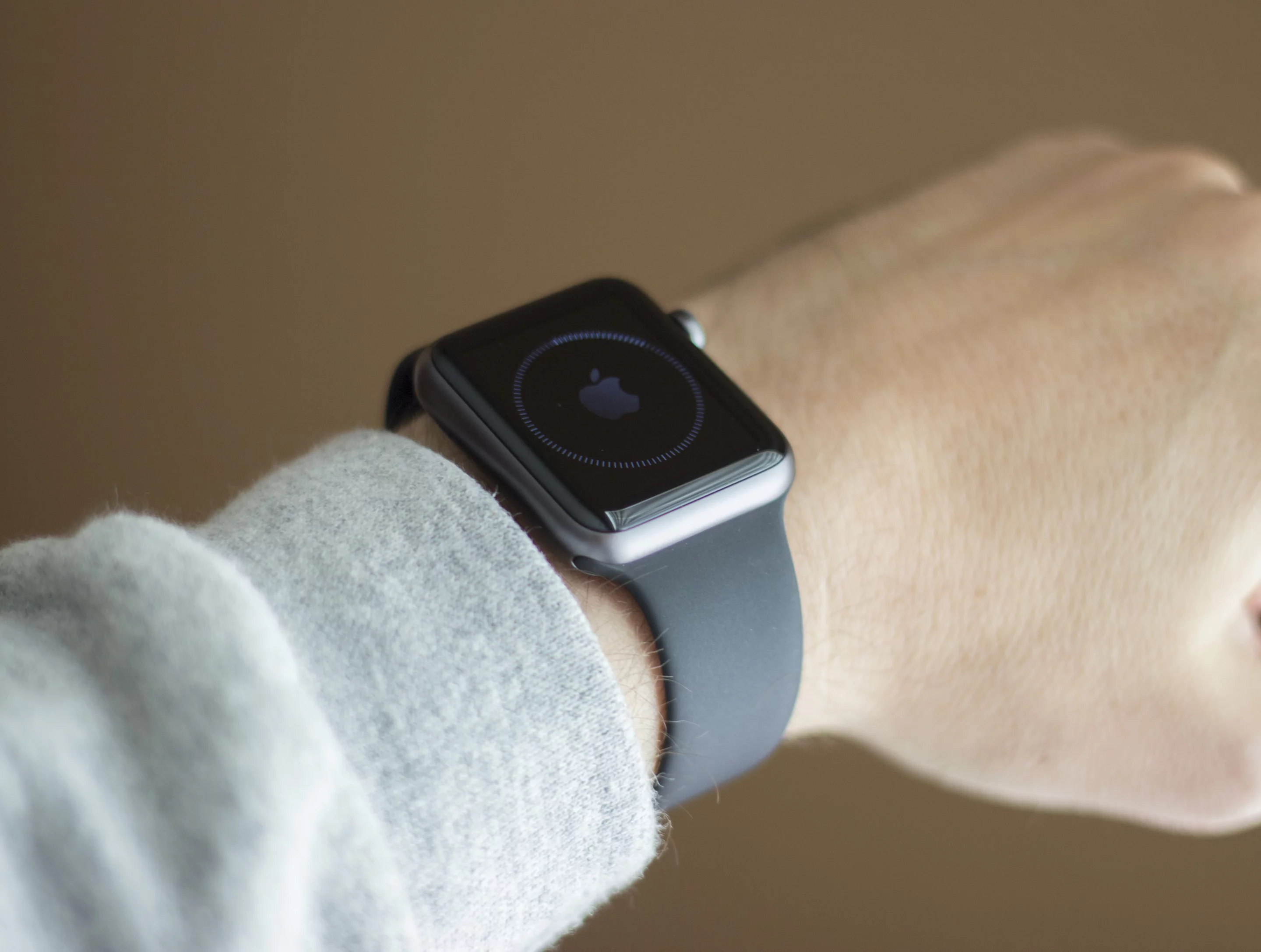 We're handling the 42 mm space gray Apple Watch Sport with black strap (Photo: Will Shanklin/Gizmag.com)