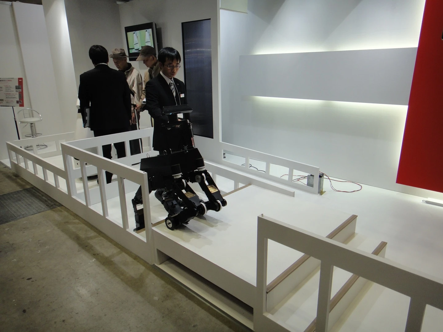 The NSK robot guide dog climbs stairs(Image: DigInfo)