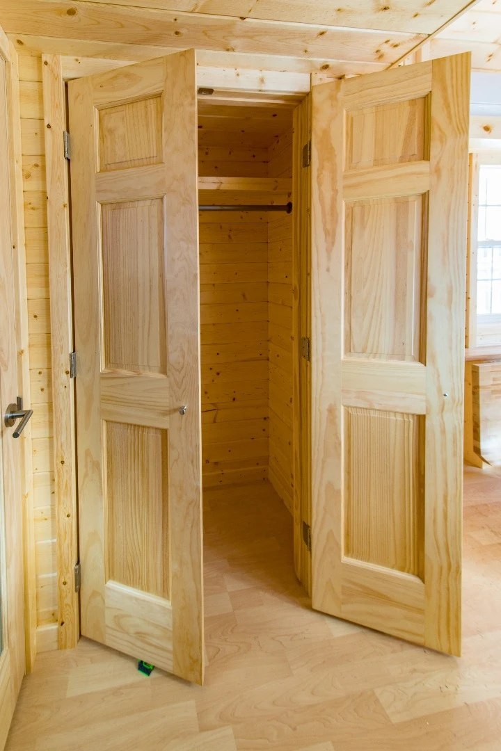 The Tradition's optional 4 ft (1.2 m)-wide closet