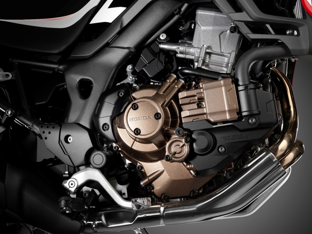 Honda has positioned the 10 kg (22 lb) DCT mechanism relatively low. This is a much better solution compared to the Crosstourer, where the same weight is found quite higher