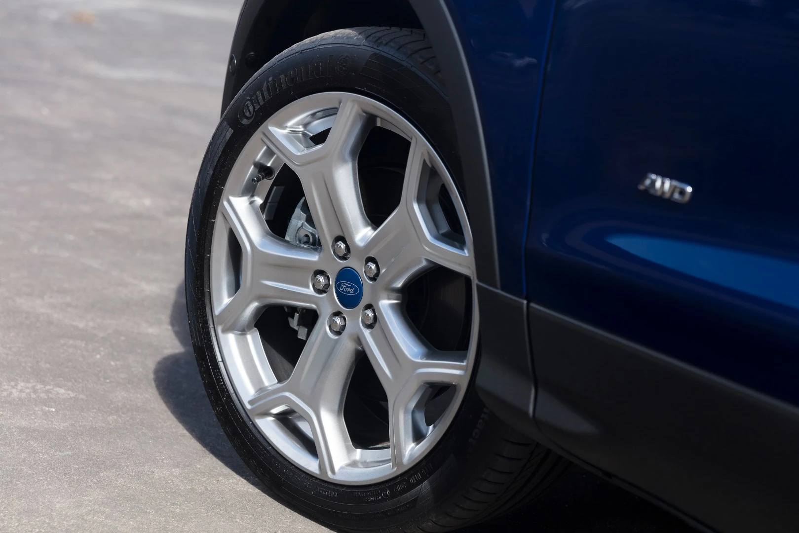 2017 Ford Escape Titanium: standard 19-in rims