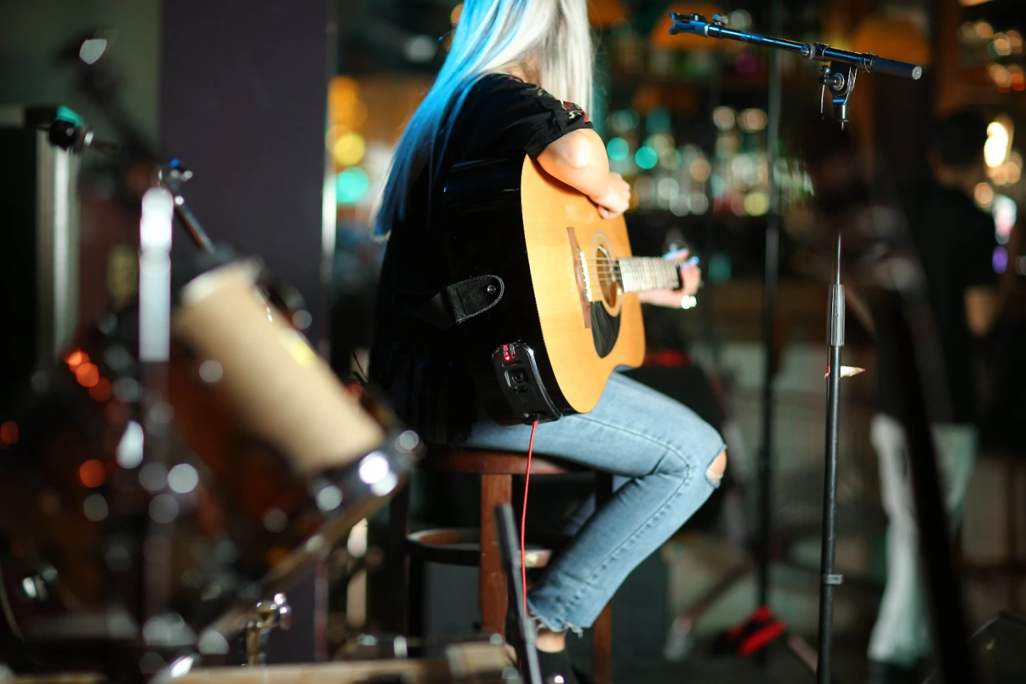 The OMB technology gives players a dynamically responsive backing band, allows for soloing with a variety of instrument sounds and can act as a MIDI controller