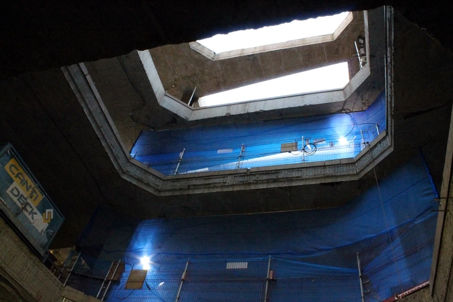 Looking up to the surface from the bottom of what wil be Farringdon’s eastern ticket hall (Photo: Stu Robarts/Gizmag)