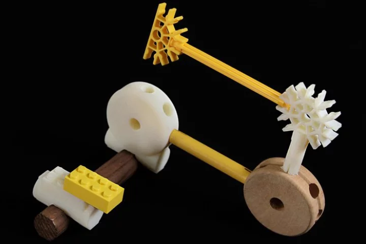 The Free Universal Construction Kit can be produced from any 3D printer and used to connect pieces from 10 different construction toys