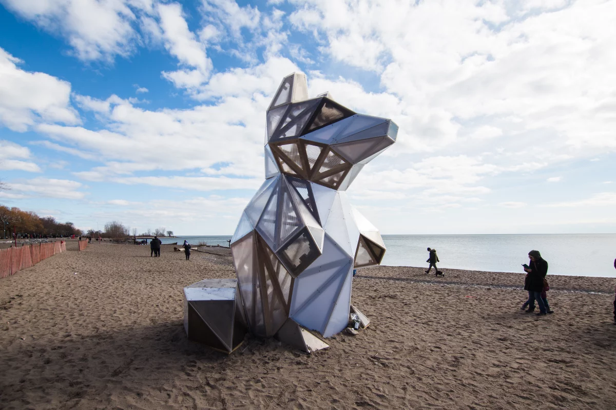 Conrad makes up one of the eight winning designs of the 2023 Winter Stations competition in Toronto. The project was designed by Novak Djogo & Daniel Joshua Vanderhorst, from Canada, and is a heartfelt tribute to a beloved local raccoon who died in 2015