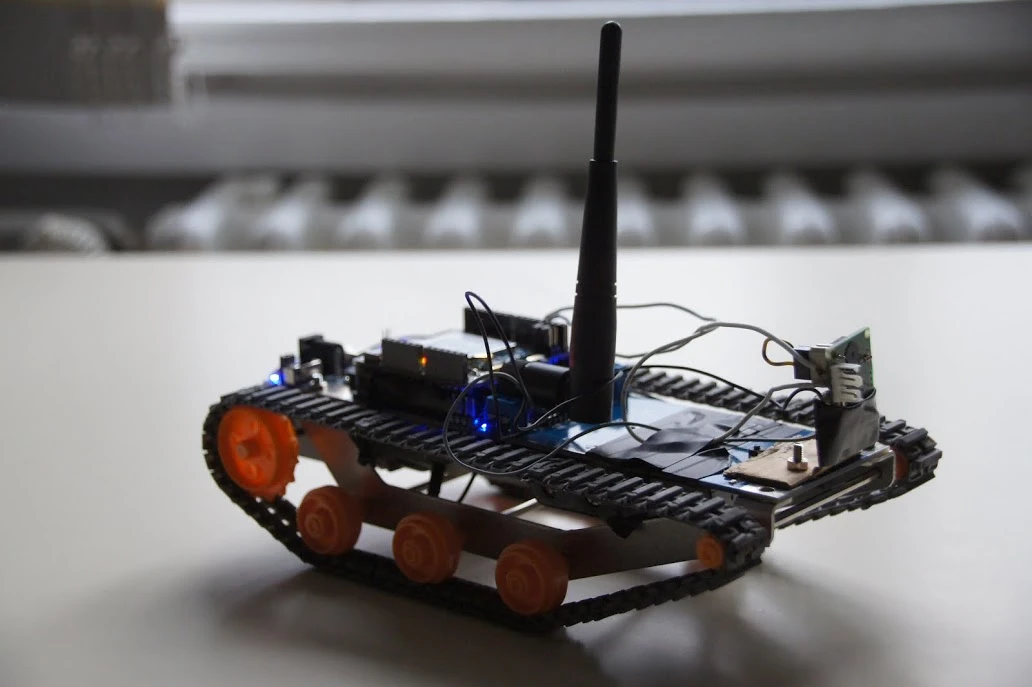 The robot looks like a tank, but thinks like a bee