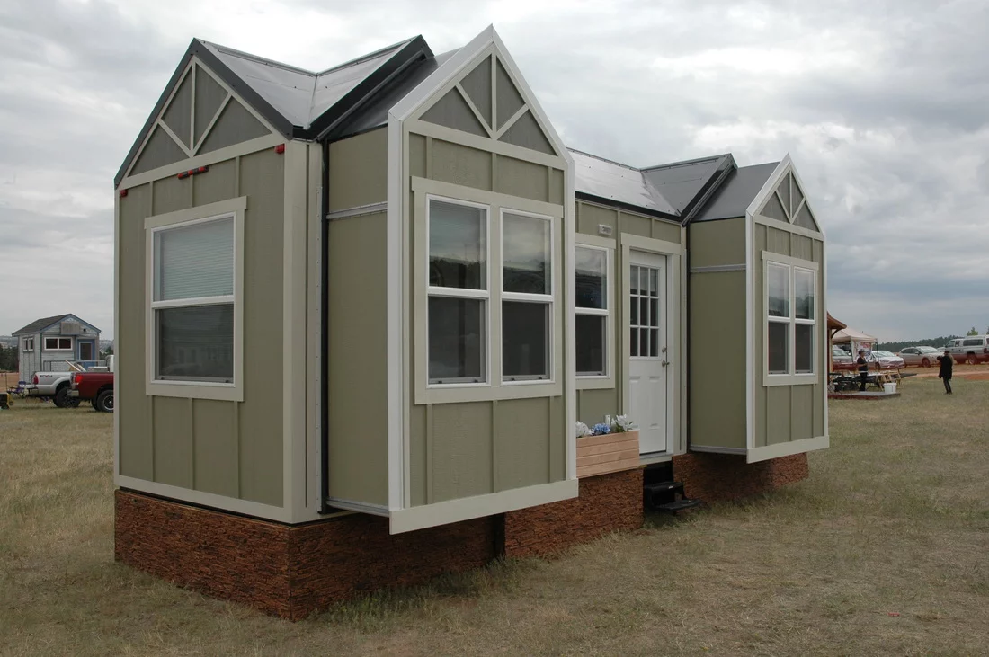 The unnamed towable tiny house measures 26 ft (7.9 m) long