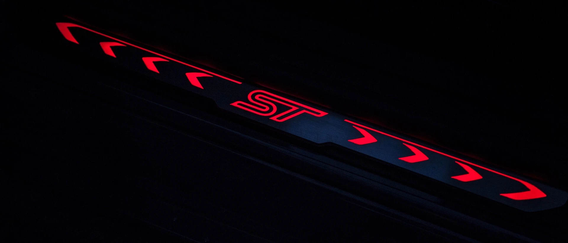 The special ST lighting on the door sills is a small touch, but looks fantastic at night