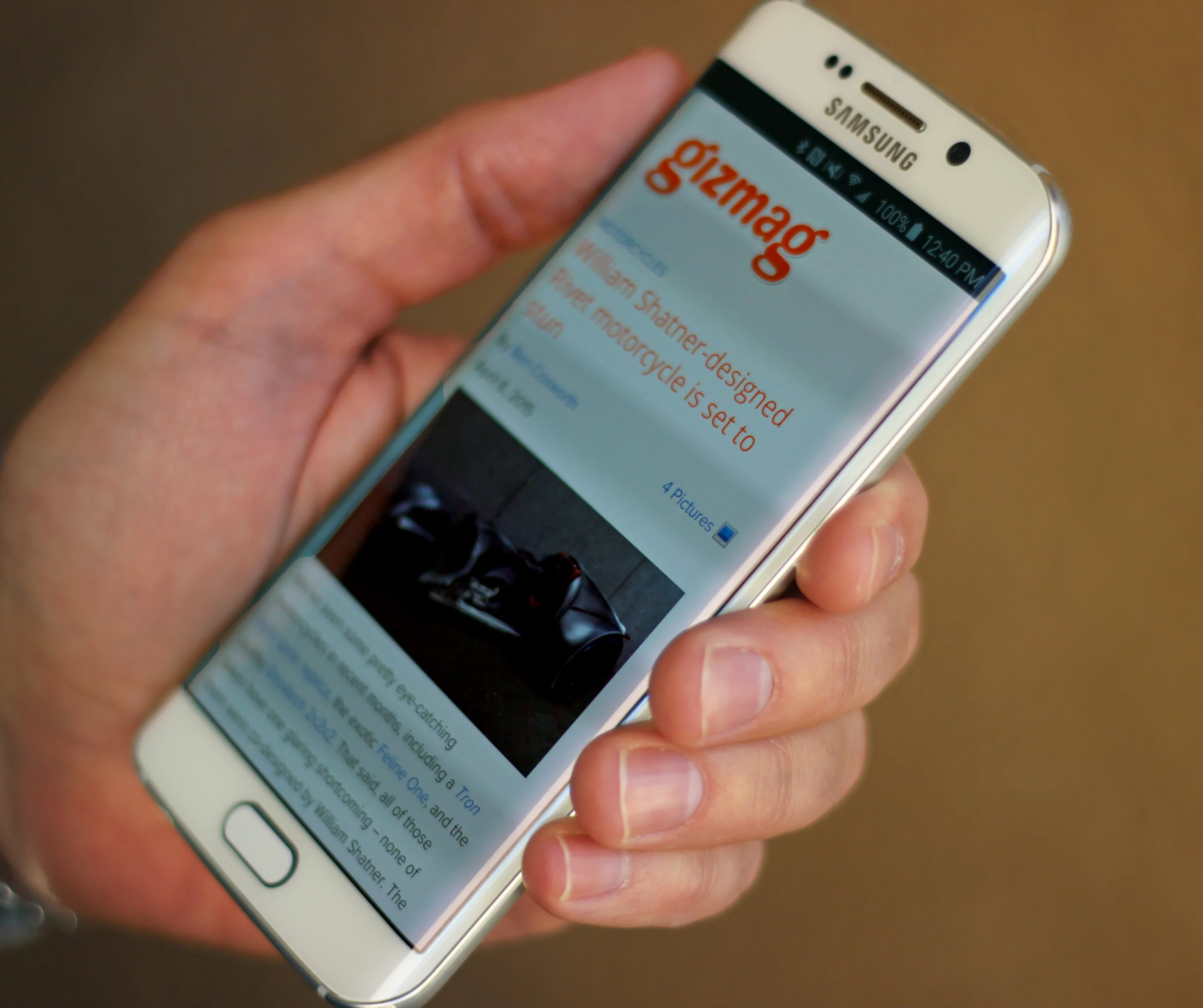 Unlike last year's Note Edge, the Galaxy S6 edge (pictured) uses the curves to display app content – rather than using it as a separate and isolated bar (Photo: Will Shanklin/Gizmag.com)