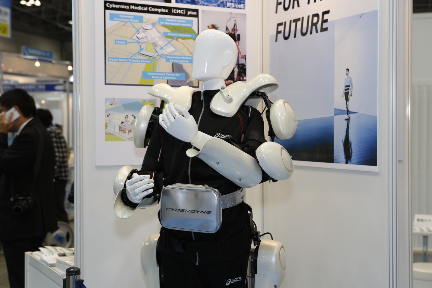Cyberdyne shows new industrial cleaning robot at IREX 2013