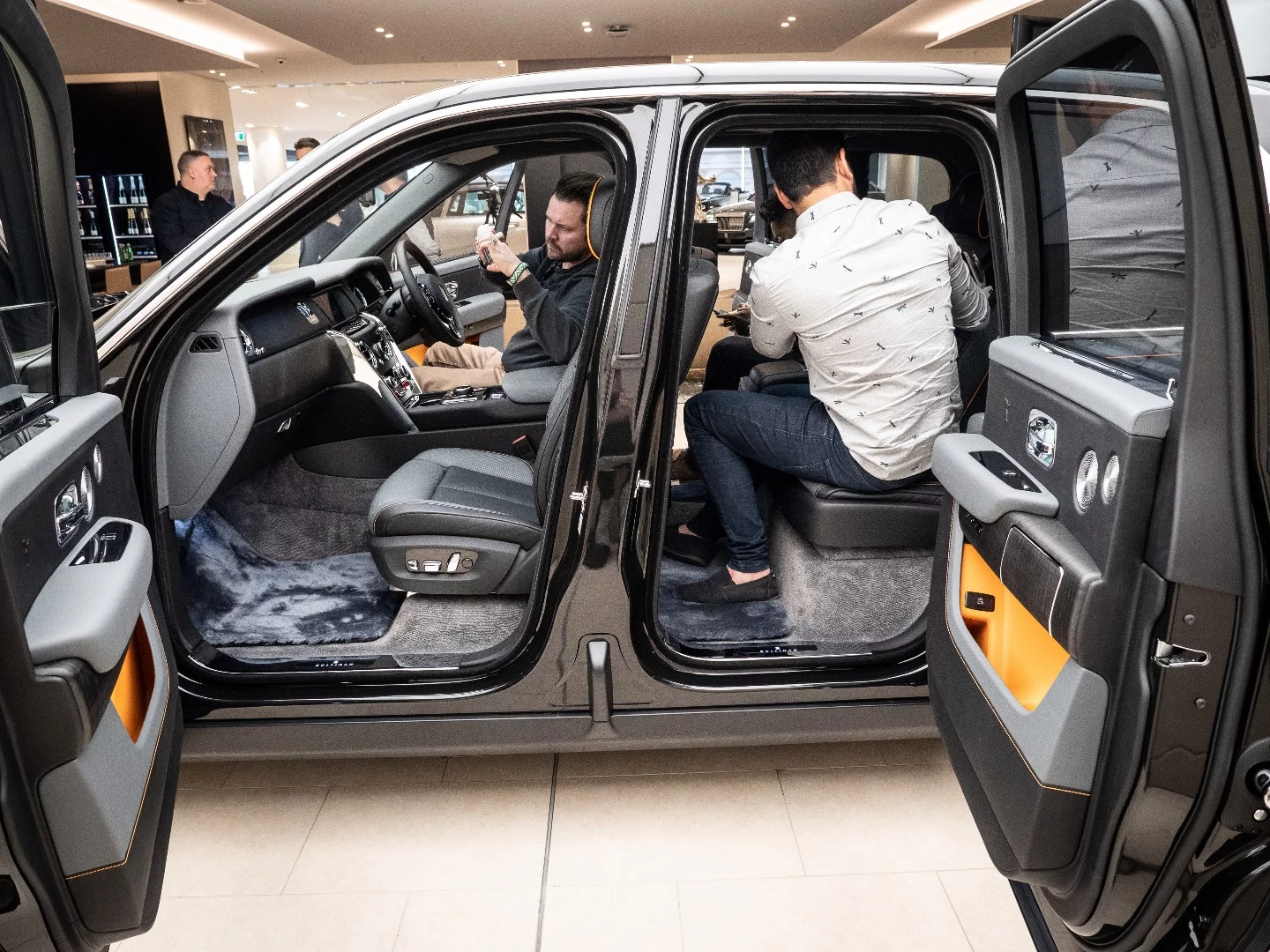 Rolls-Royce Cullinan: spacious, as demonstrated by rabid group of auto journalists