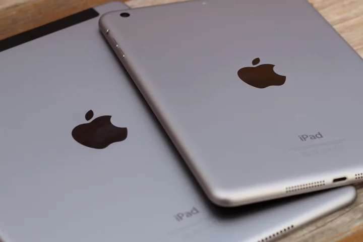 Gizmag takes a quick hands-on look at the easiest iPad dilemma yet: the iPad Air 2 vs. the iPad mini 3 (Photo: Will Shanklin/Gizmag.com)