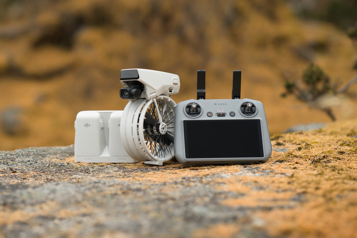 El combo DJI Flip Fly More de lujo de $ 779 incluye el dron, dos baterías adicionales y un control remoto más elegante con pantalla integrada.