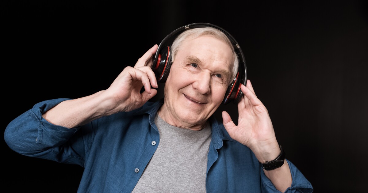 Бородатый мужик в наушниках. Старики слушают музыку. Дедушка слушает музыку. Пожилой в наушниках. Старичок в наушниках.