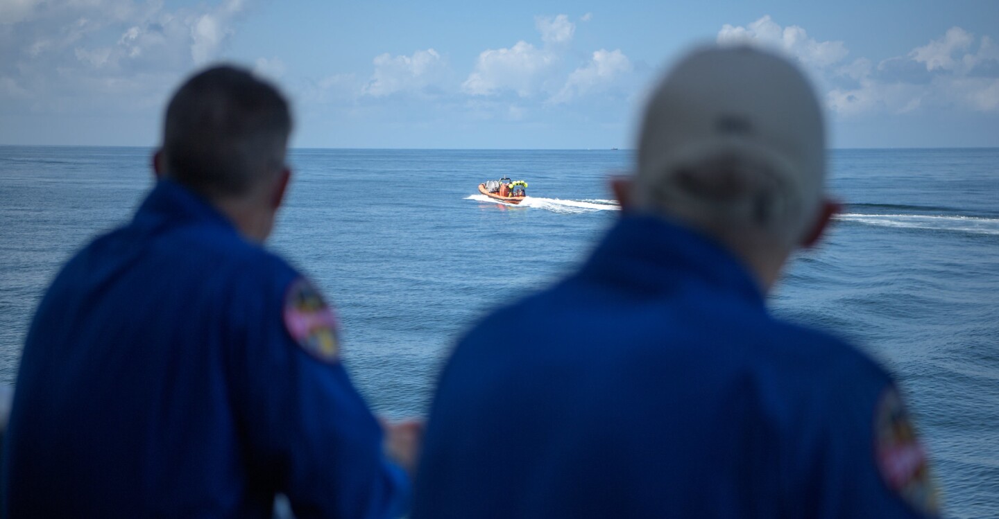 Fast boats being dispatched from the recovery ship
