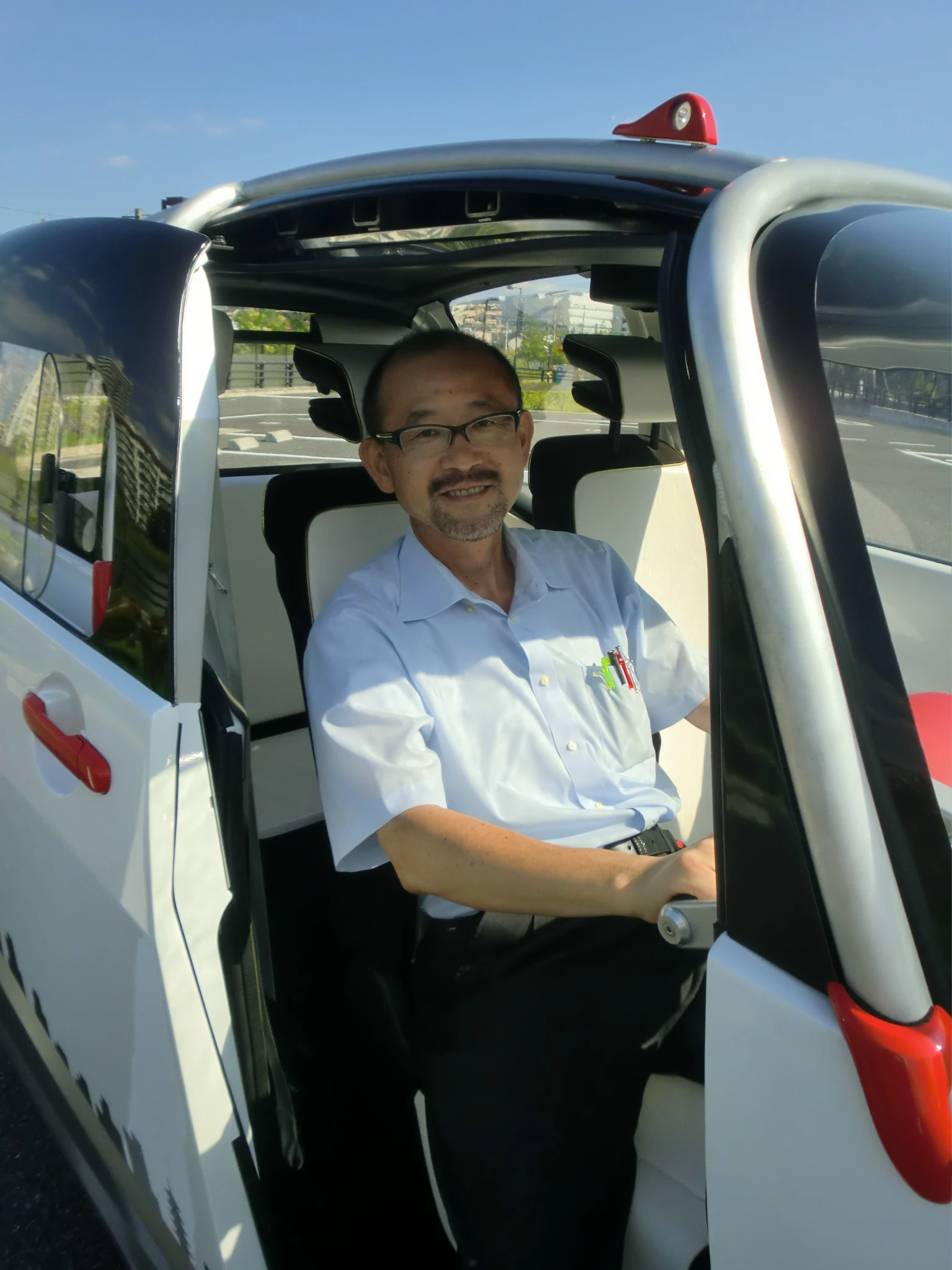 Entry and exit for the driver and rear passengers is very easy through the sliding side doors, says Hideo Tsurumaki (Photo: Stephen Clemenger/Gizmag.com)