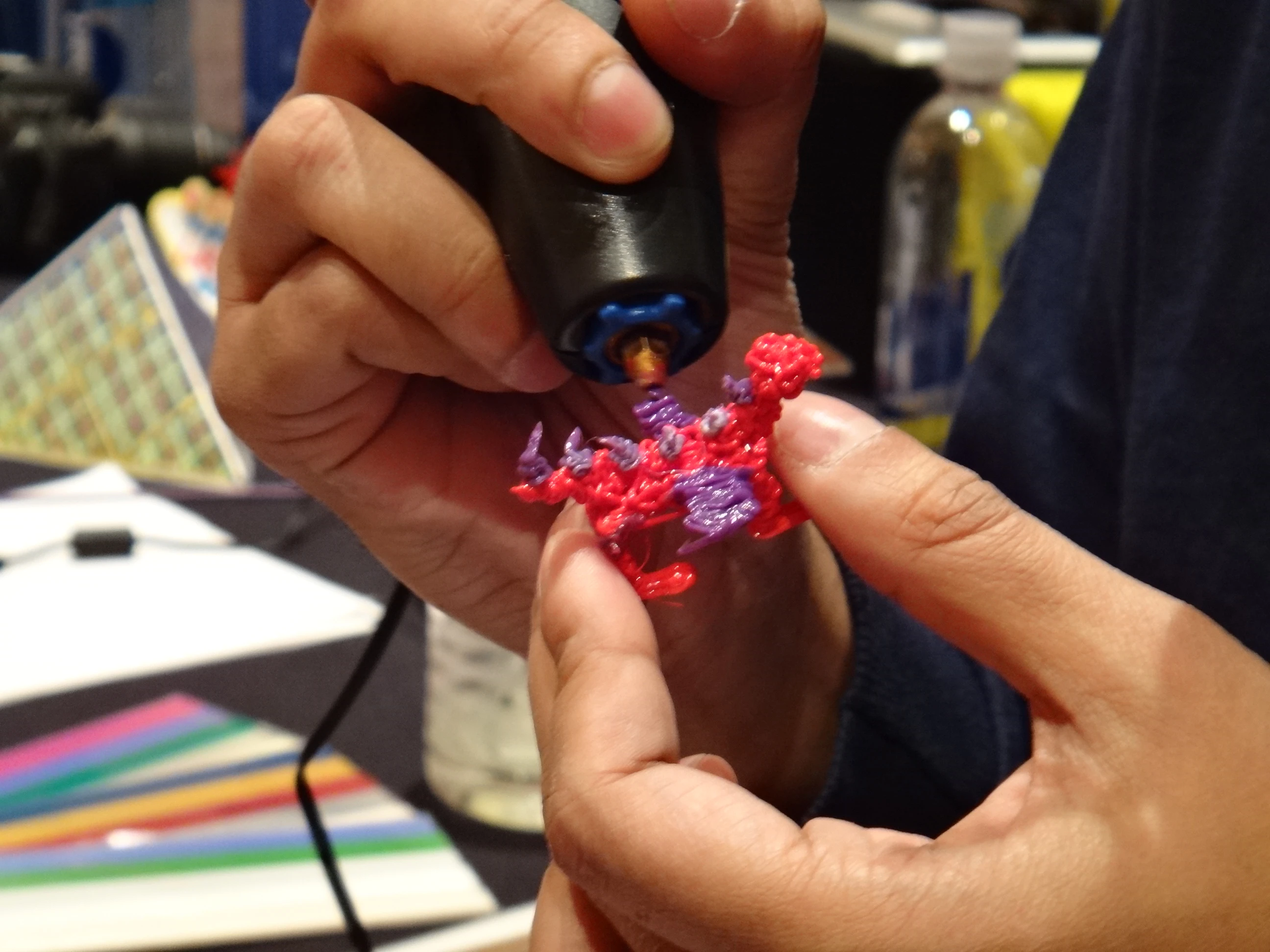 One 3Doodler rep spent some time demonstrating how it could construct crude figurines of animals and small structures