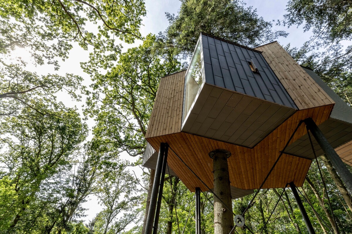 Each of the Løvtag Hotel cabins has a kitchen with water, electricity and plumbing and is designed to sleep four