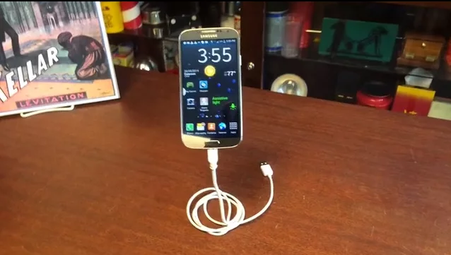The illusion is pretty easily created, with the seemingly limp cable actually forming a rigid coil, supporting your phone via its charging port