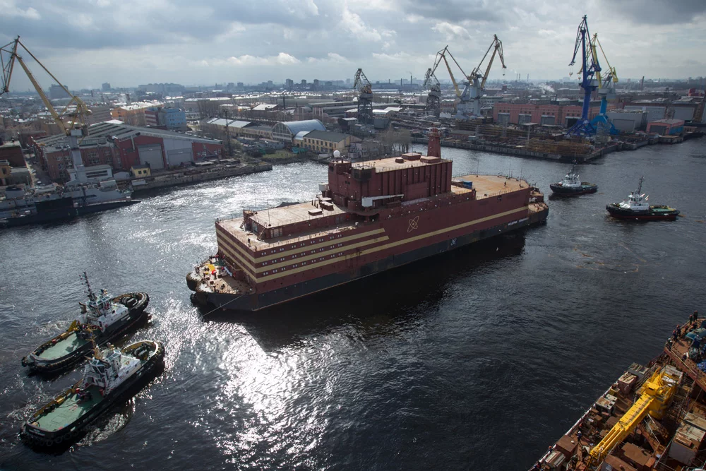 The “Akademik Lomonosov” leaves St. Petersburg under tow