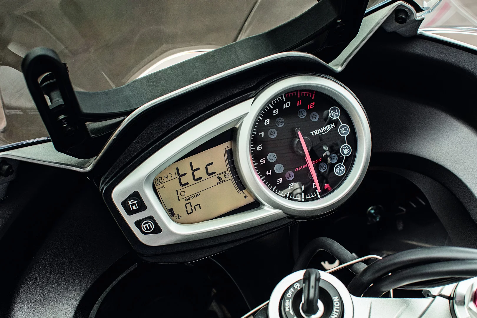 The instrument panel of the Triumph Tiger Sport has been redesigned to display the settings of the new electronic safety equipment