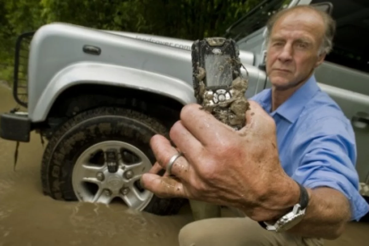 The Land Rover S1 is the world’s first IP-67 rated GSM mobile, which means it is impervious to dust and waterproof to a depth of a meter