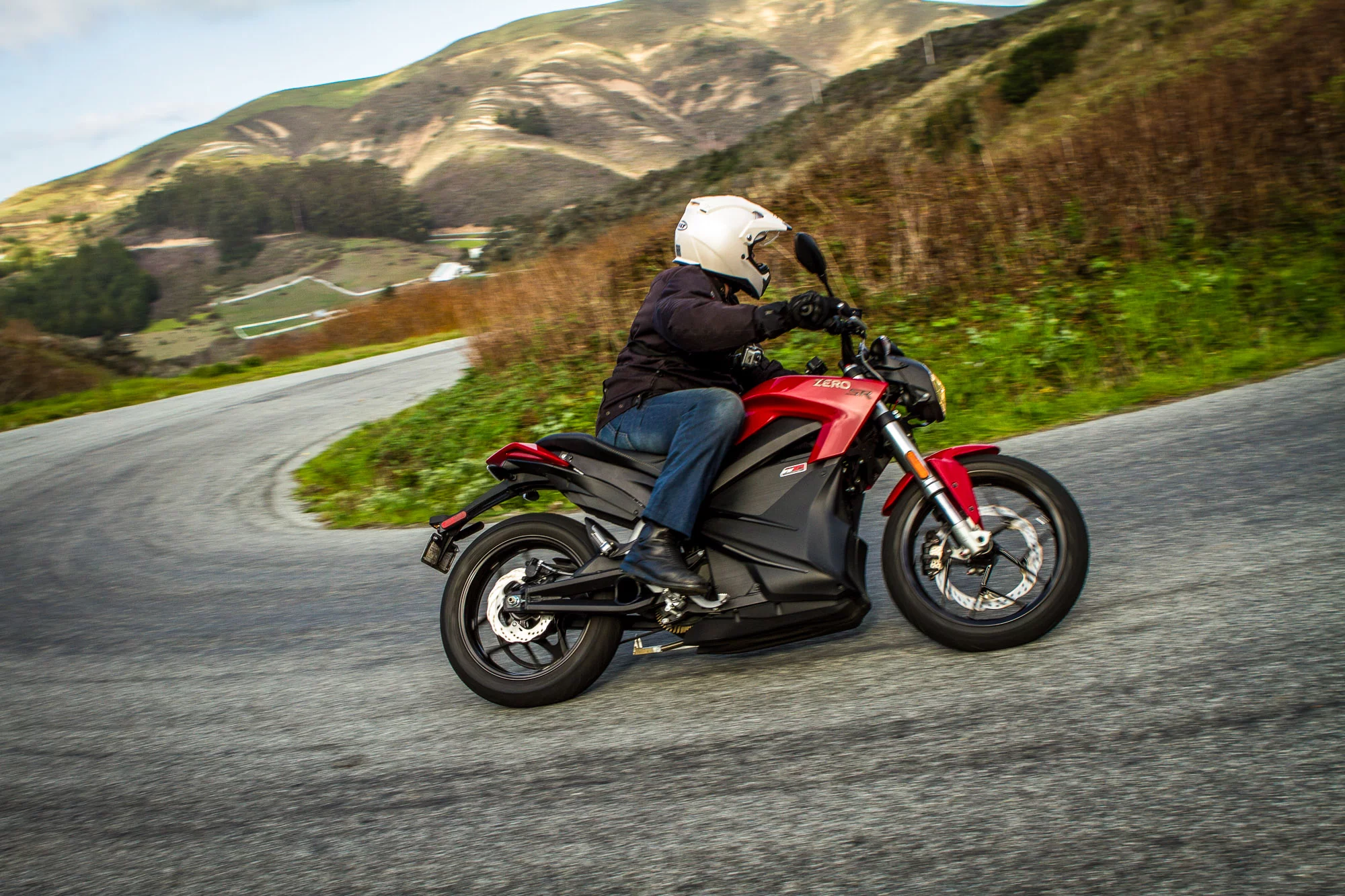 Loz navigates a tight hairpin on the 2015 Zero SR (Photo: Photo: Joe Salas/4theriders.com)