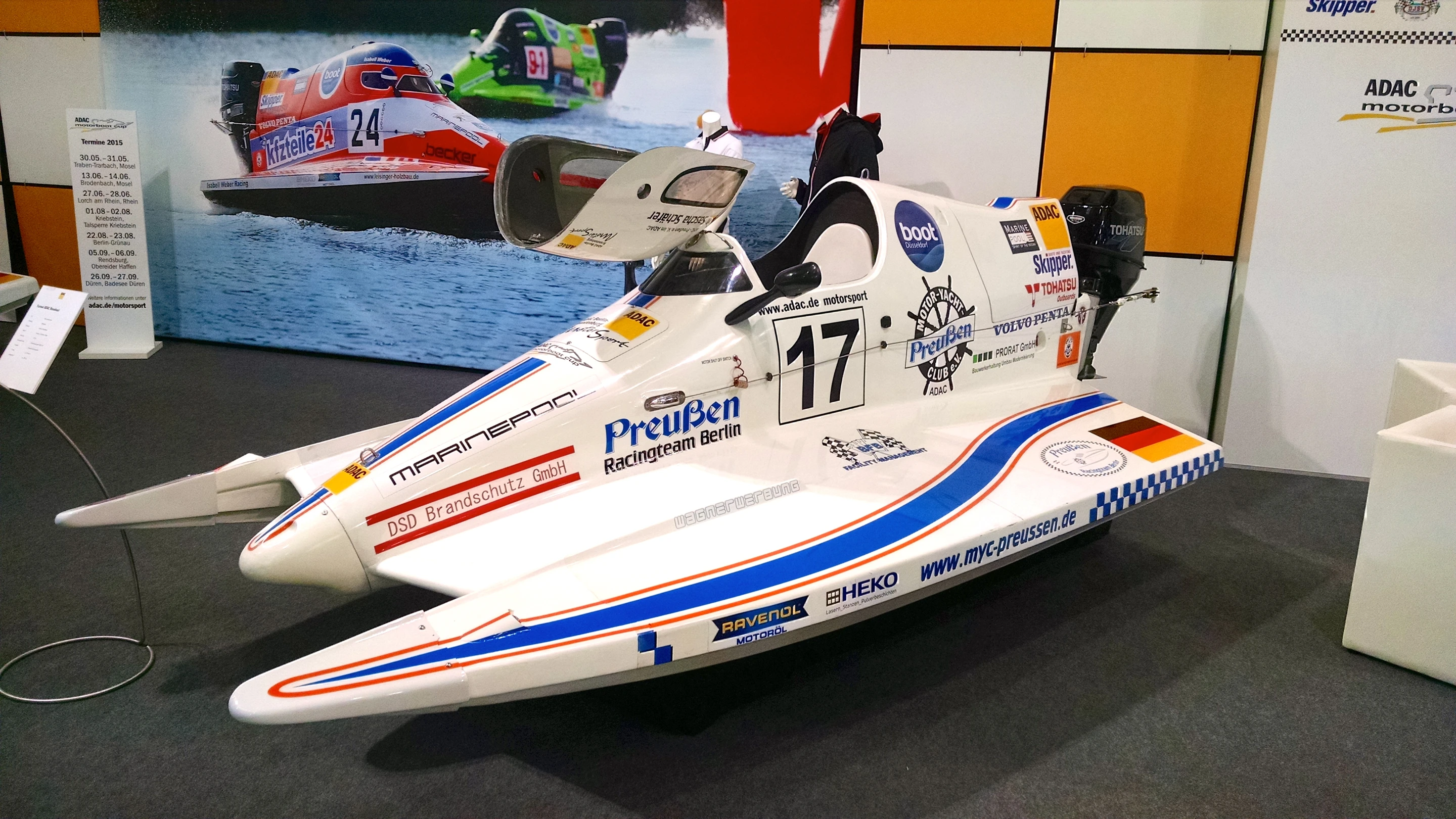 Formel ADAC Rennboat with carbon catamaran construction and 30-hp engine (Photo: C.C. Weiss/Gizmag)