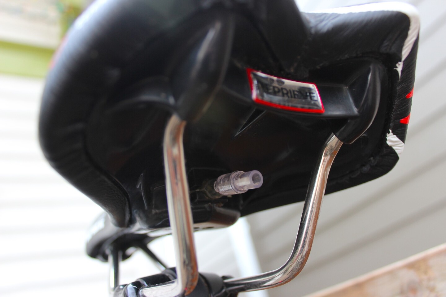 Riders can set its pressure by inserting an included hand pump in the end of an inflation hose, which extends out of the Reprieve's underside