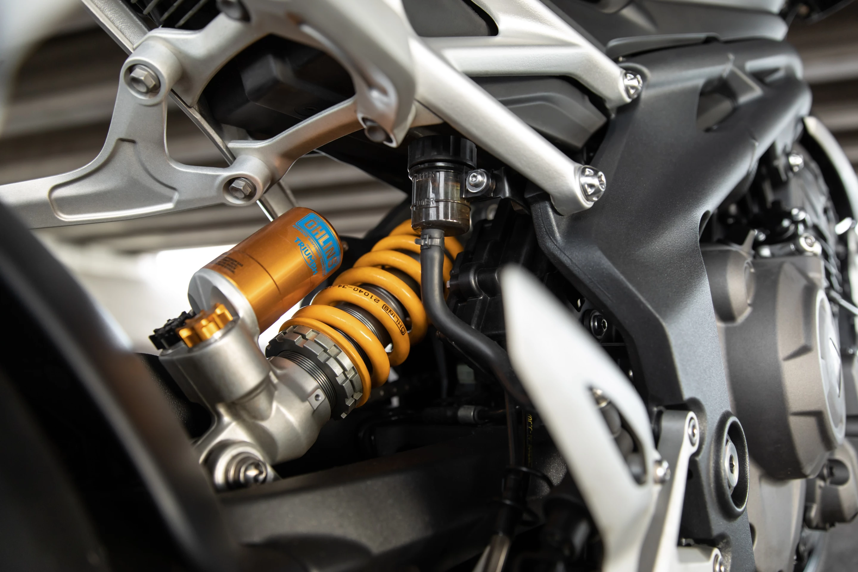 The fully adjustable Öhlins TTX36 rear monoshock carried on from the previous model to the 2021 Triumph Speed Triple 1200 RS